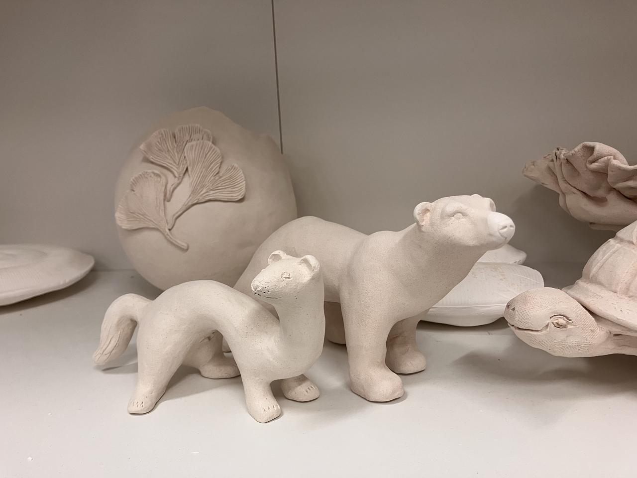 Une hermine réalisée en poterie