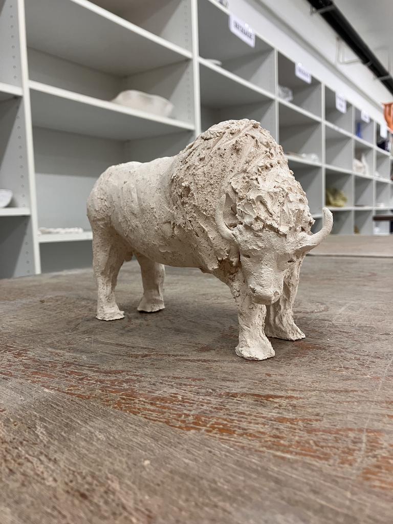 Un taureau réalisé en poterie